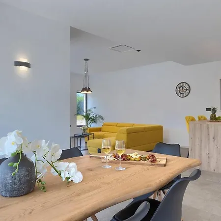 3 Bedroomcozy In بازين